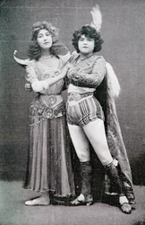 Liane de Pougy apparaissant comme la déesse indienne "La Yakcha" au Palace Theatre, Londres avec son assistante, Lallie Pernod, 1901